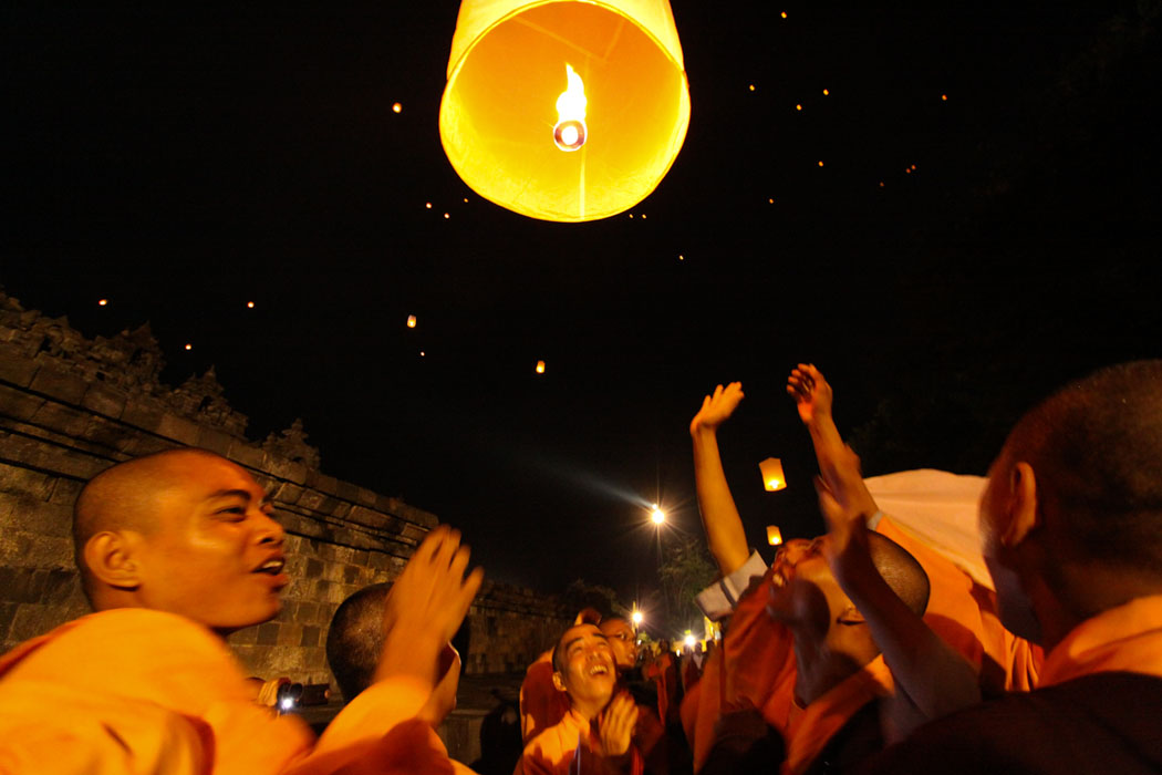 Paket Wisata 1000 Lampion Waisak Candi Borobudur Pesona Indonesia-Foto Trip 3