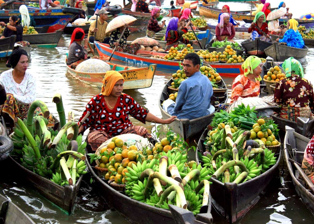 Paket-Wisata-Pasar-Terapung-Pesona-Indonesia-Foto-Trip-1