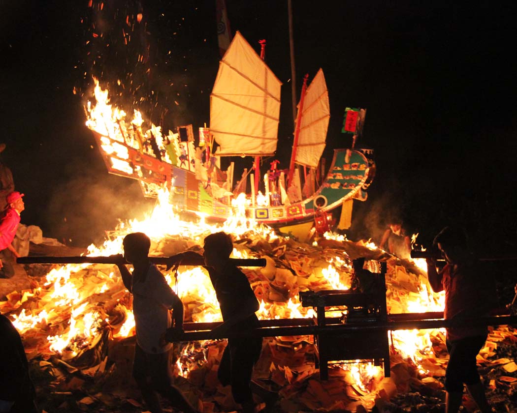 Paket Wisata Upacara Bakar Tongkang Pesona Indonesia Foto Trip 3