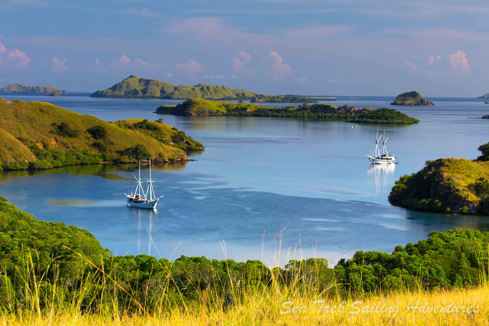 Sailing Komodo-bg