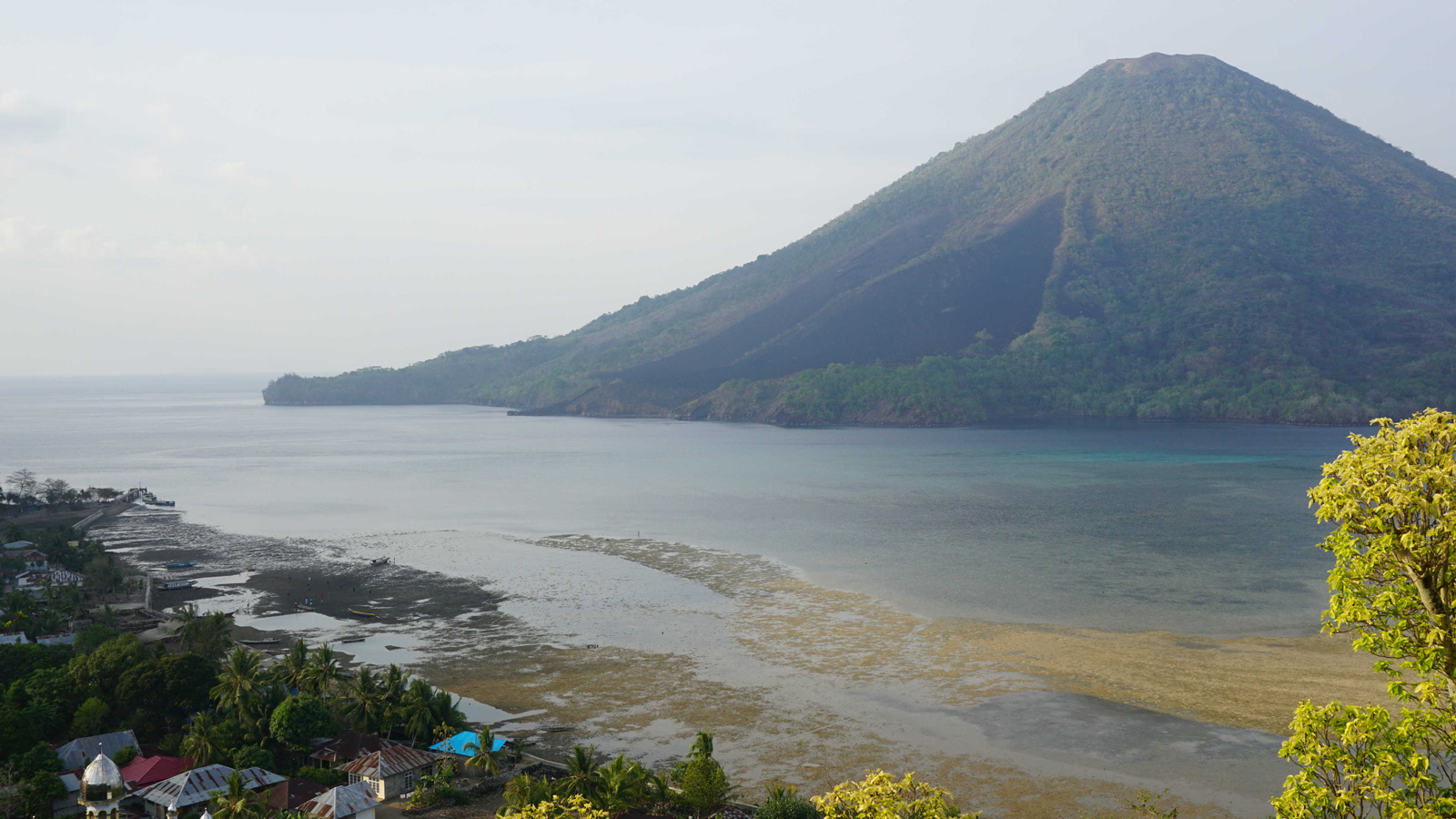 Wisata Banda Neira-bg